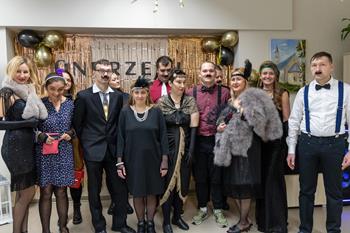 Uczestnicy zabawy Andrzejkowej przebrani w stroje z lat 20 ubiegłego wieku na zdjęciu grupowym